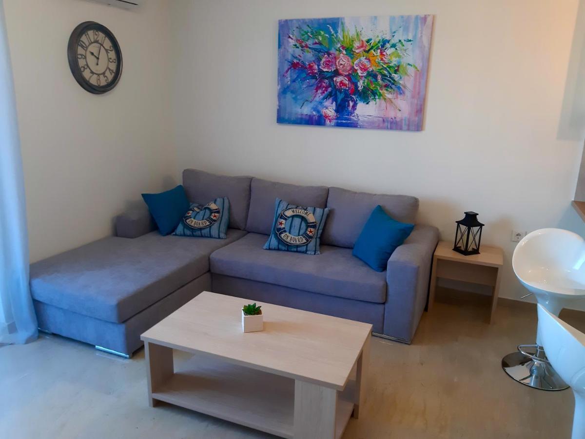 Central Apartment Near The Beach With Huge Private Terrace Loutraki  Bagian luar foto
