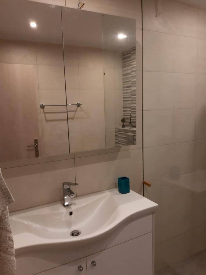Central Apartment Near The Beach With Huge Private Terrace Loutraki  Bagian luar foto