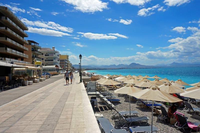 Central Apartment Near The Beach With Huge Private Terrace Loutraki  Bagian luar foto