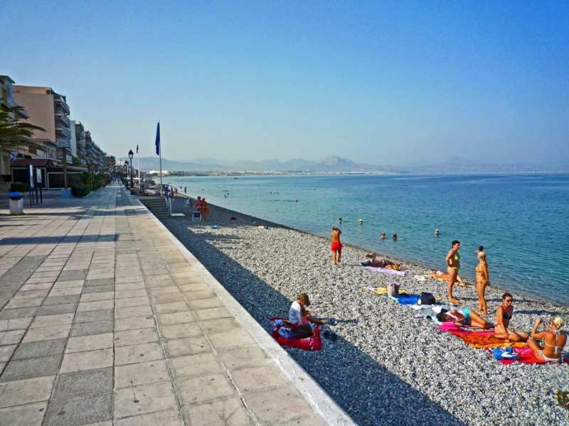 Central Apartment Near The Beach With Huge Private Terrace Loutraki  Bagian luar foto