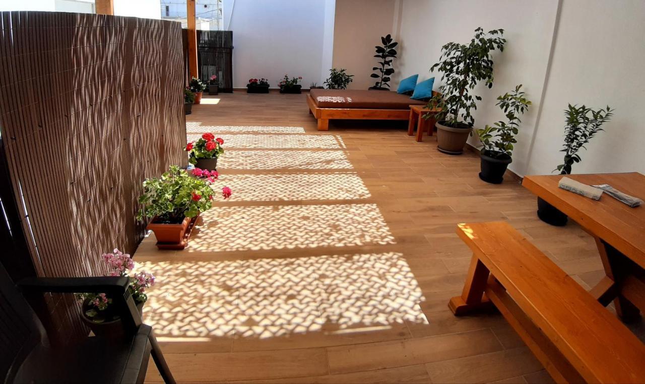 Central Apartment Near The Beach With Huge Private Terrace Loutraki  Bagian luar foto