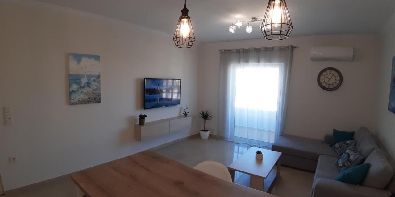 Central Apartment Near The Beach With Huge Private Terrace Loutraki  Bagian luar foto