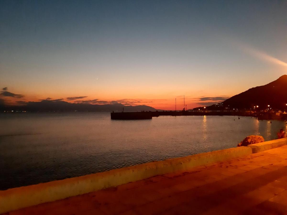 Central Apartment Near The Beach With Huge Private Terrace Loutraki  Bagian luar foto
