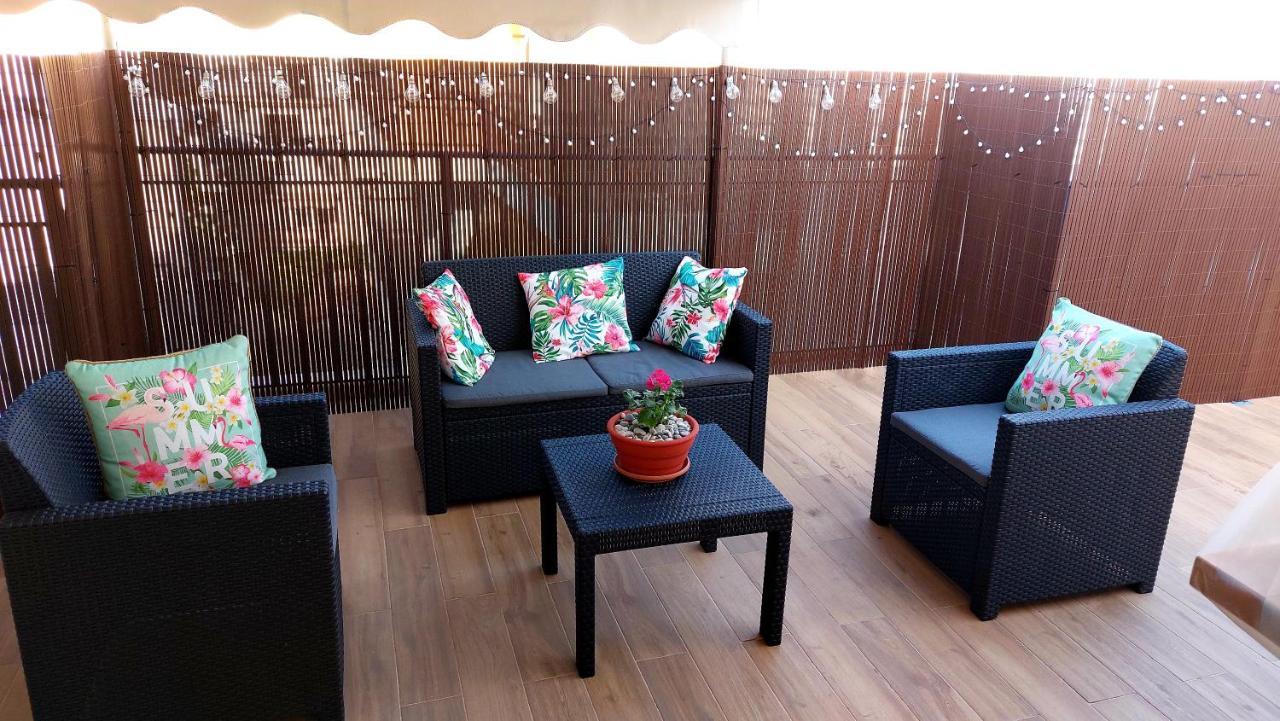 Central Apartment Near The Beach With Huge Private Terrace Loutraki  Bagian luar foto