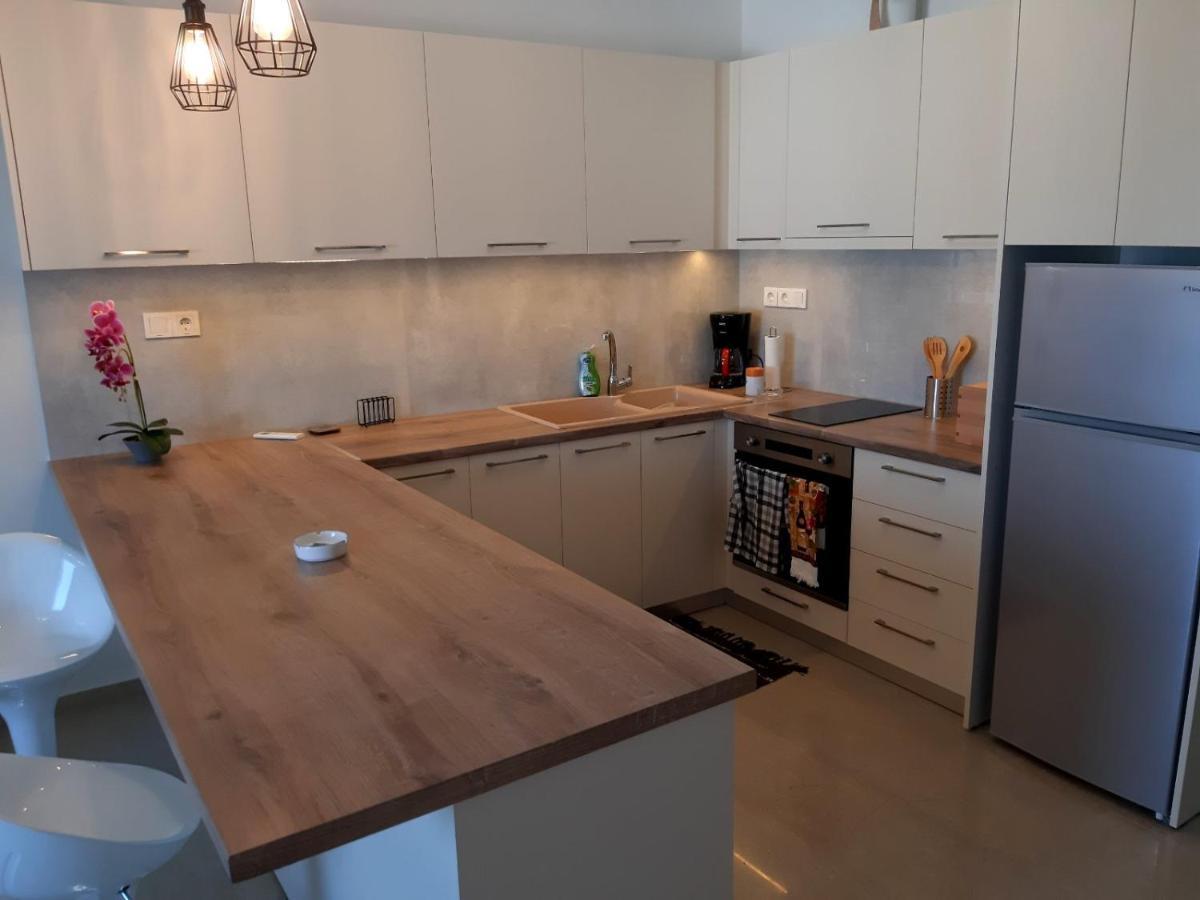 Central Apartment Near The Beach With Huge Private Terrace Loutraki  Bagian luar foto
