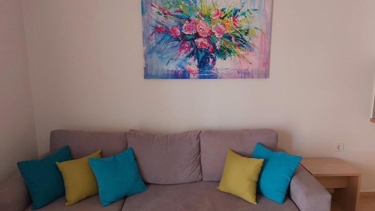 Central Apartment Near The Beach With Huge Private Terrace Loutraki  Bagian luar foto